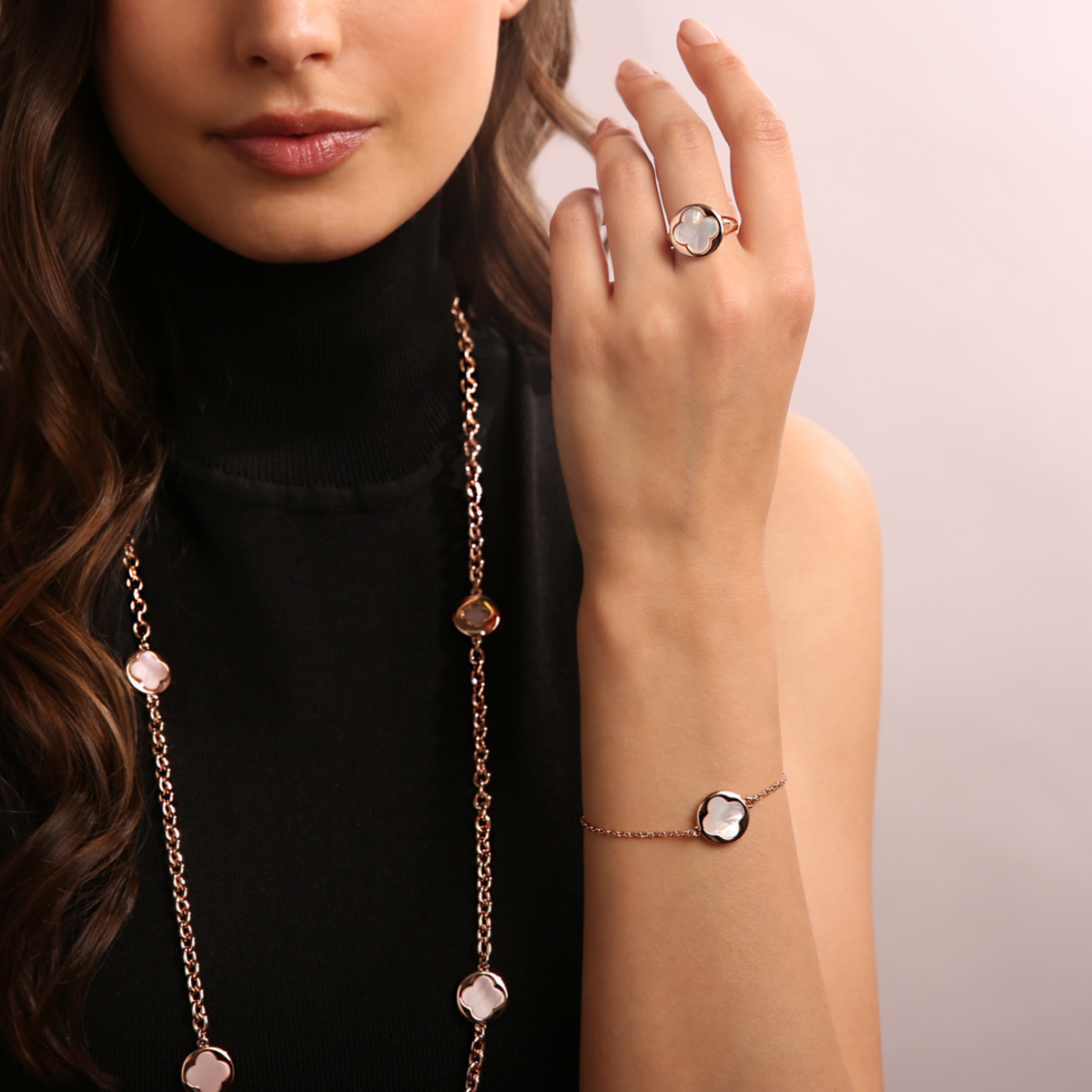 Bracelet with Four Leaf Clover Pendant in Natural Stone