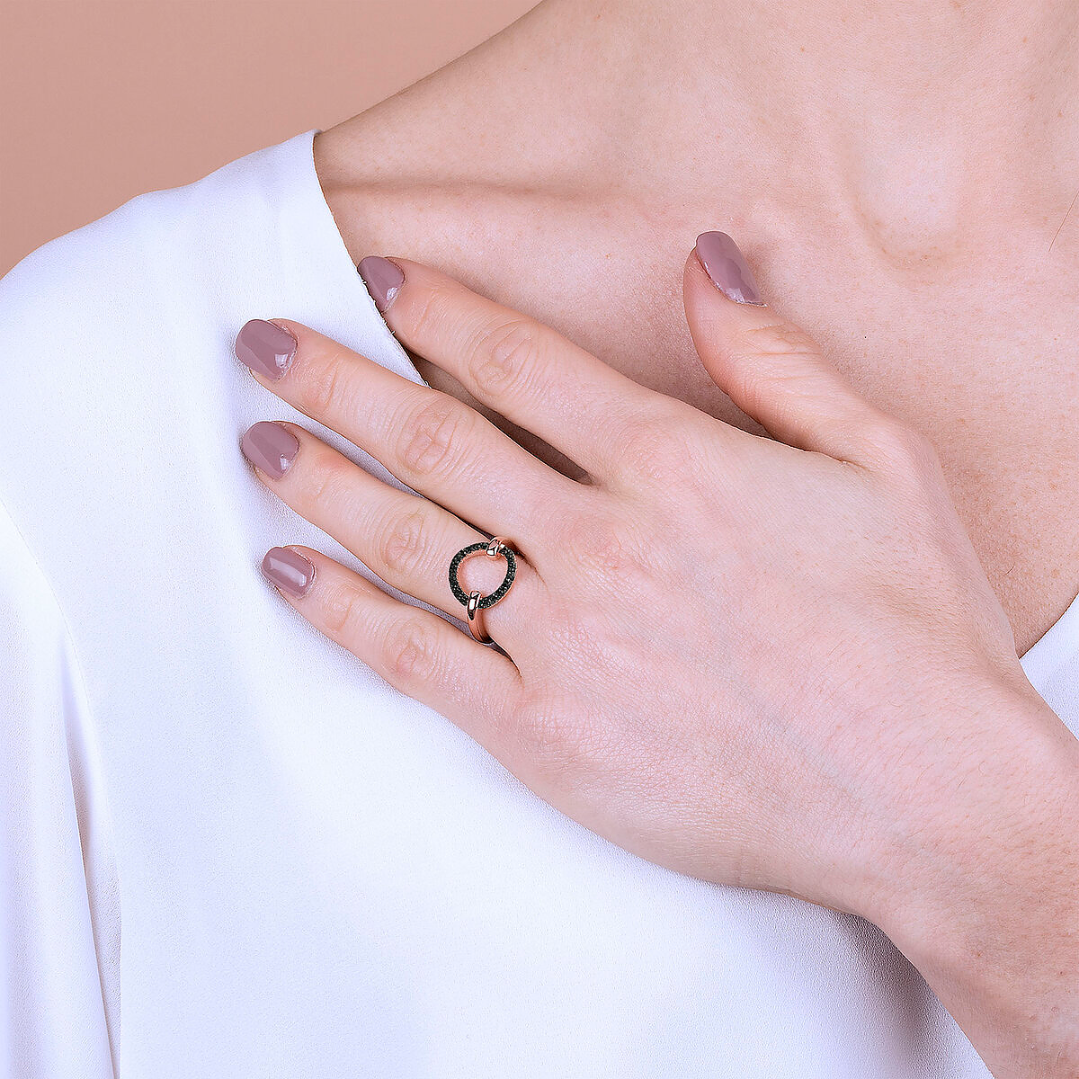 Cocktail Ring with Circle in Black Spinel or Cubic Zirconia