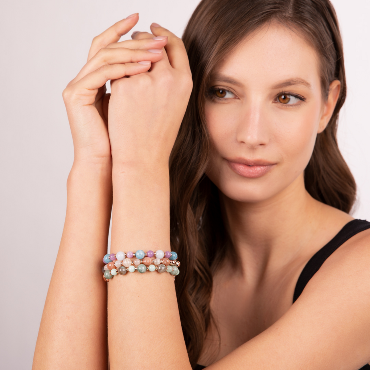Elastic Bracelet with Natural Stones and Nuggets in Golden Rosé